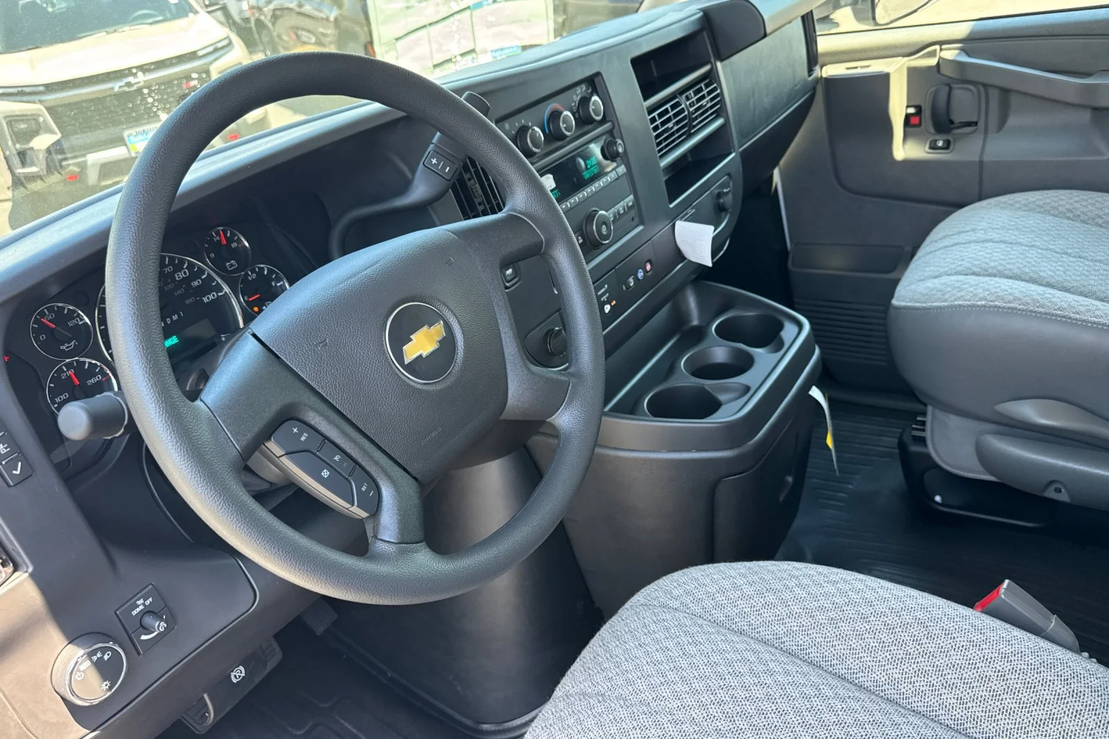 2025 Chevrolet Express Cutaway 3500 1WT view 11