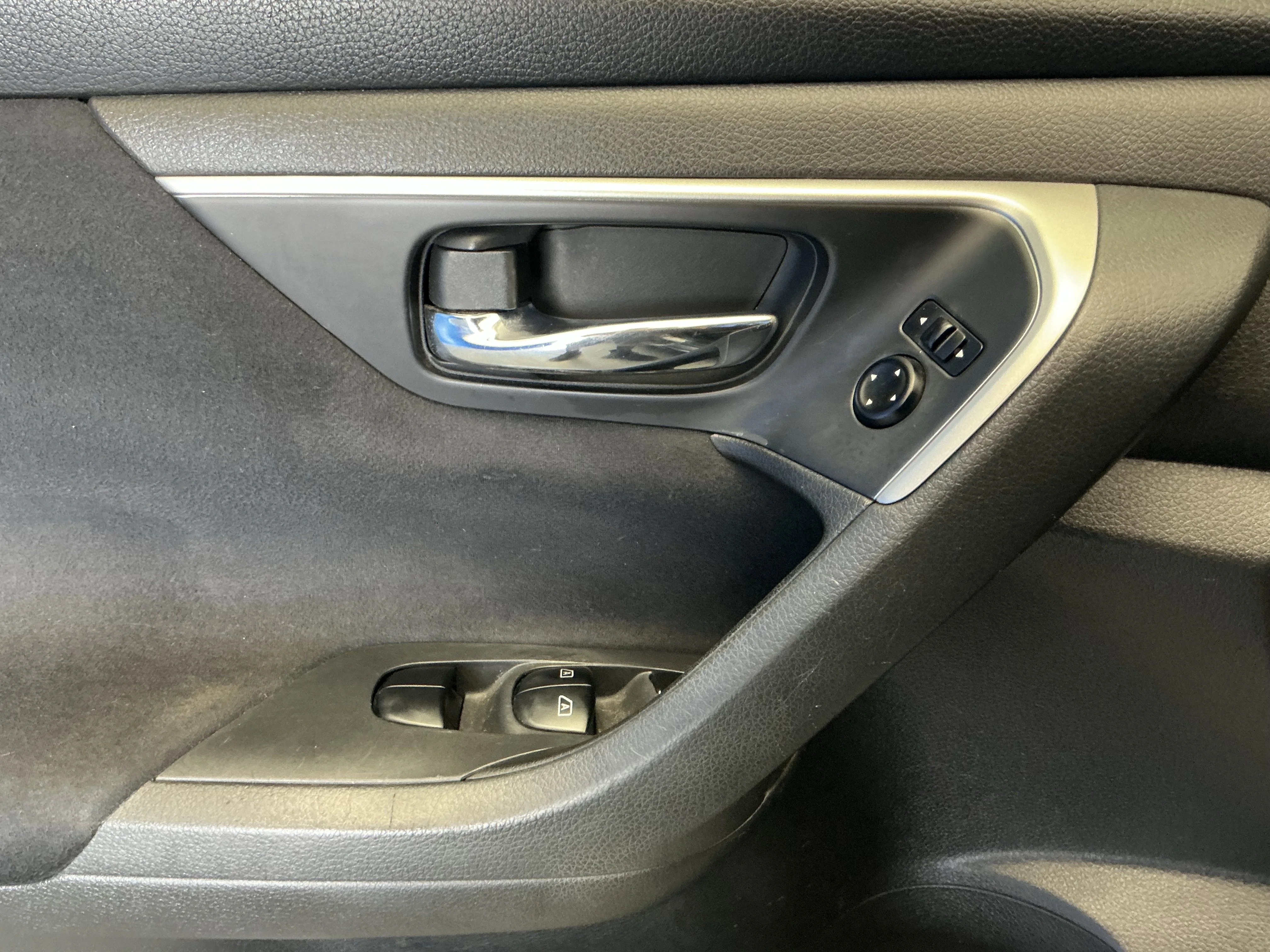 Used 2015 Gun Metallic Nissan 2.5 SV image 6