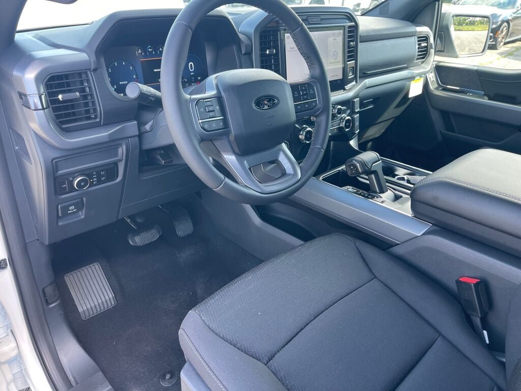 New 2026 Oxford White Ford XLT image 6