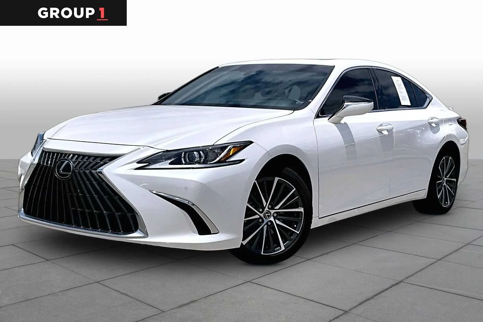 2025 Lexus ES 300h 300h's photo