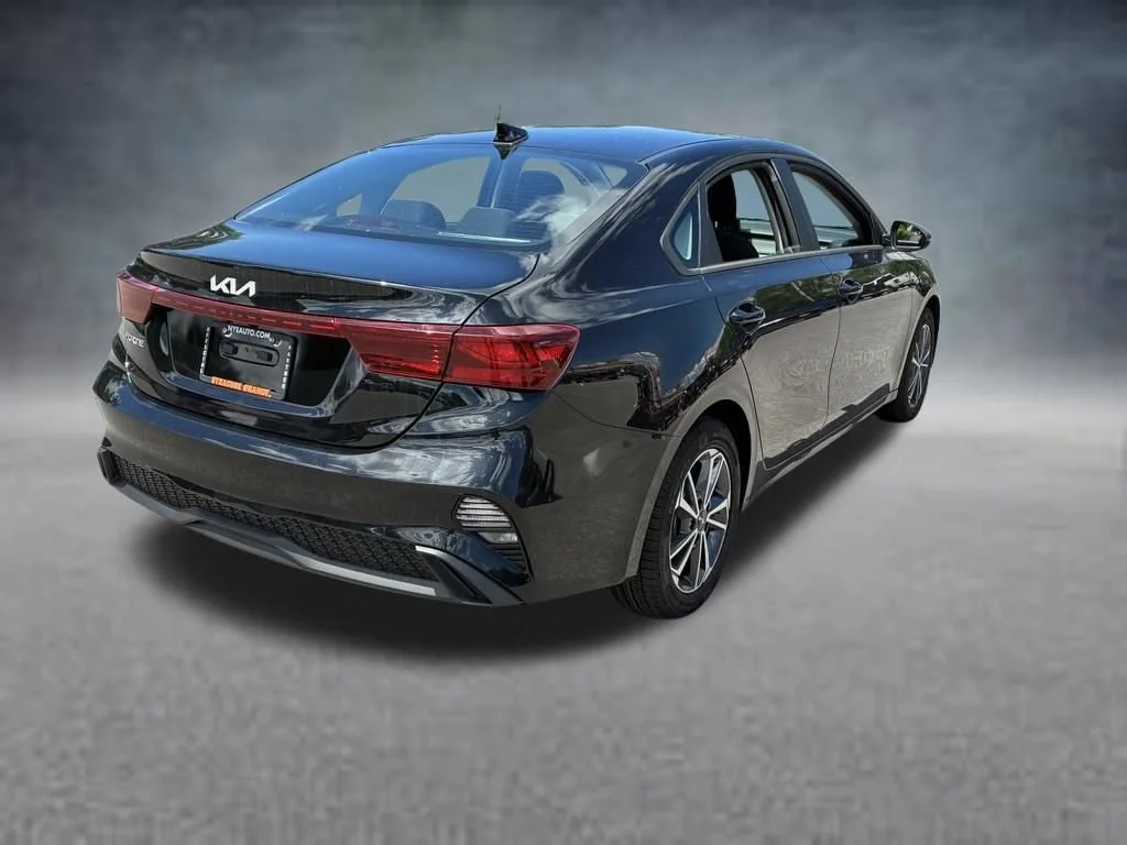 Used 2022 Aurora Black Kia LXS image 5