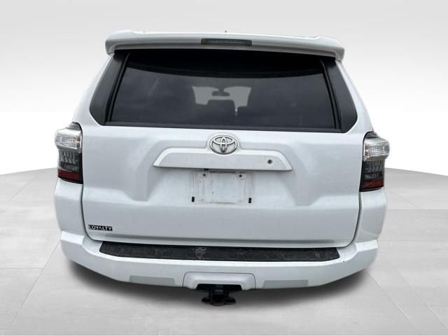 Used 2016 White Toyota SR5 image 5