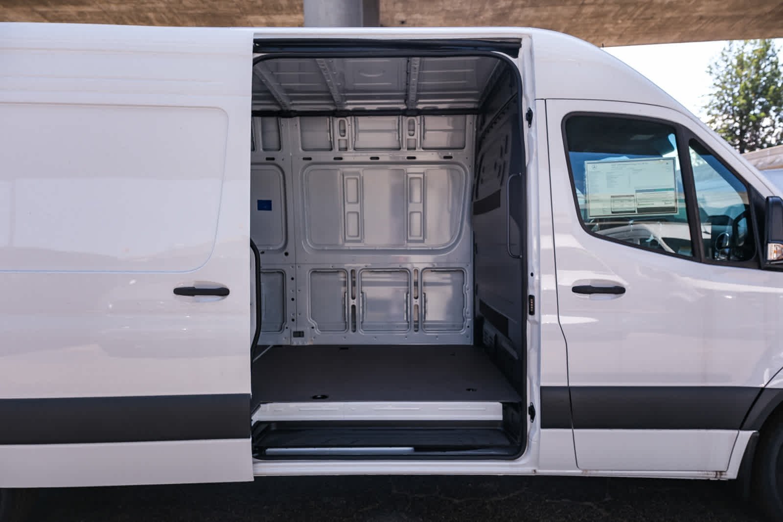New 2025 Arctic+White Mercedes-Benz Cargo Van 170WB High Roof 113kw Battery RWD SO Mot image 15