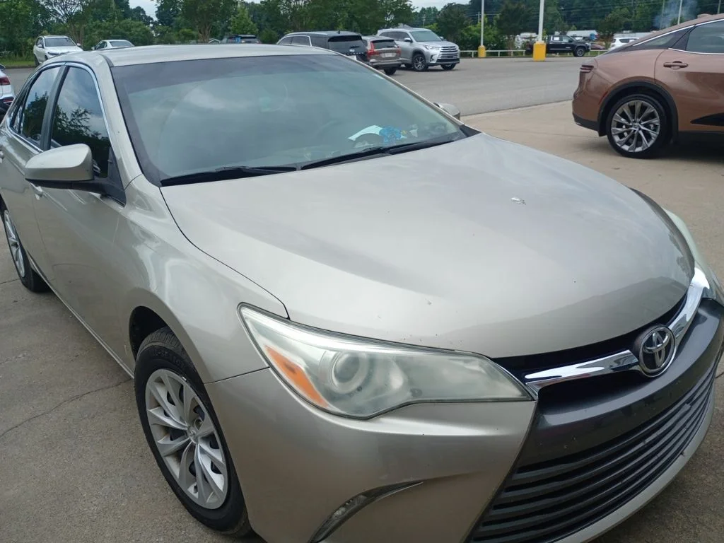Used 2016  Toyota LE image 3