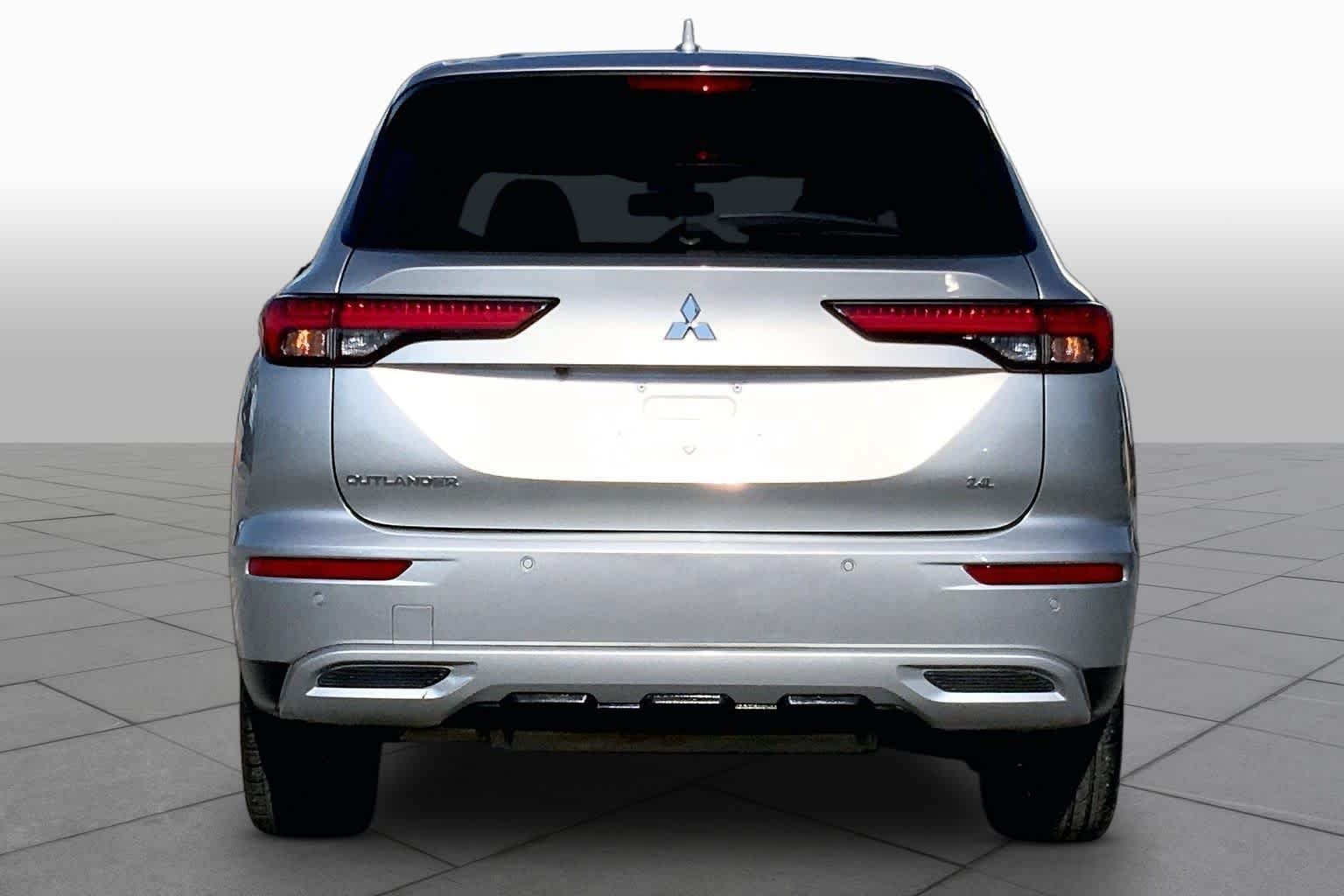 Used 2022 Alloy Silver Metallic Mitsubishi SE image 5
