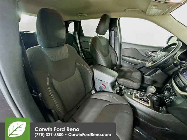 Used 2016 Granite Crystal Clearcoat Metallic Jeep Latitude image 25