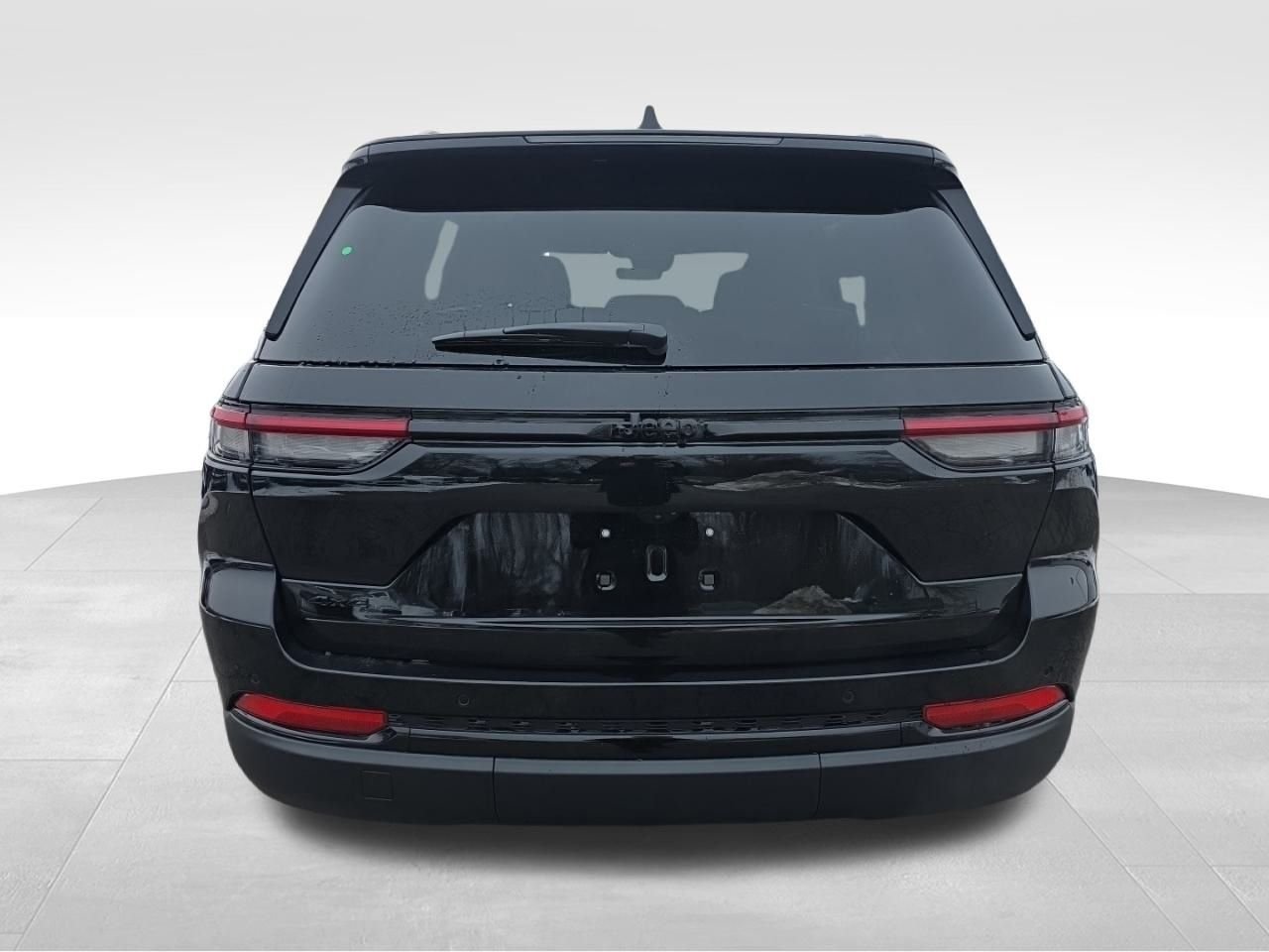 New 2025 Diamond Black Crystal Pearl-Coat Exterior Paint Jeep Limited image 6