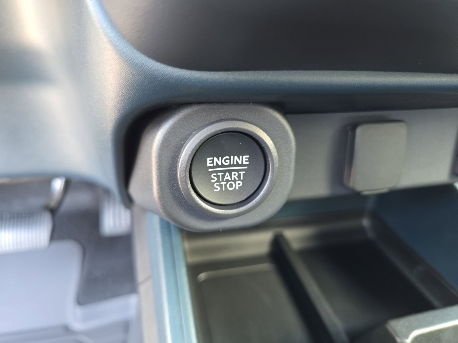 New 2025 Azure Gray Metallic Tri-Coat Ford XLT image 25