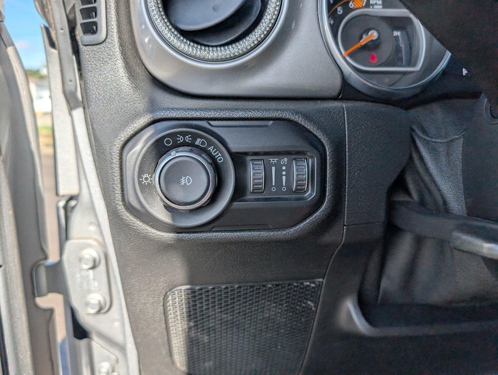 Used 2020 Billet Silver Metallic Clearcoat Jeep Sahara image 30