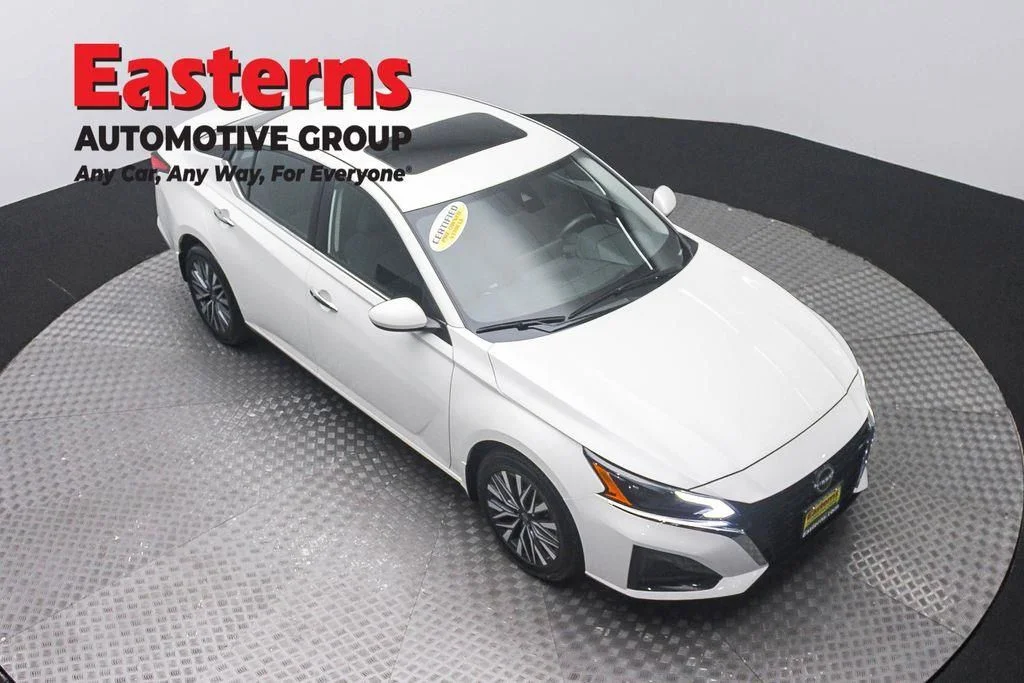 Used 2023 White Nissan 2.5 SV image 3