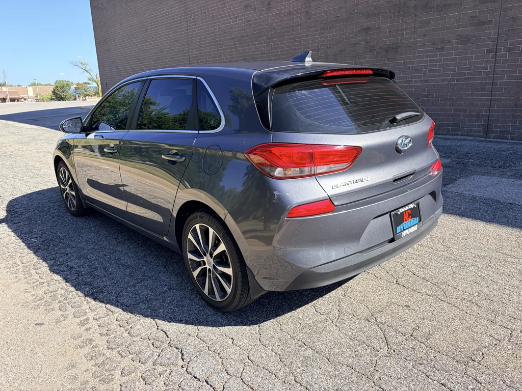 Used 2018 Summit Gray Hyundai Base image 3