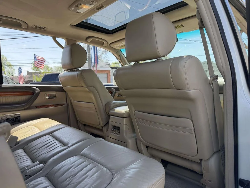 Used 2004 White Lexus 470 image 19
