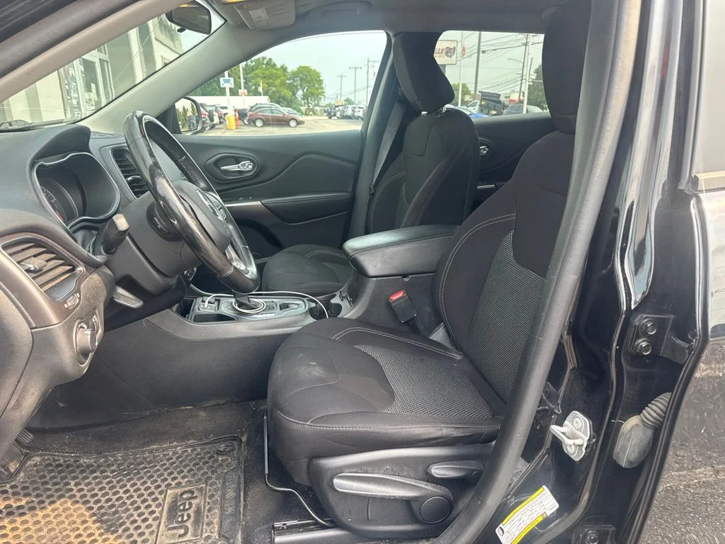Certified Used 2020 Black Jeep Latitude image 2