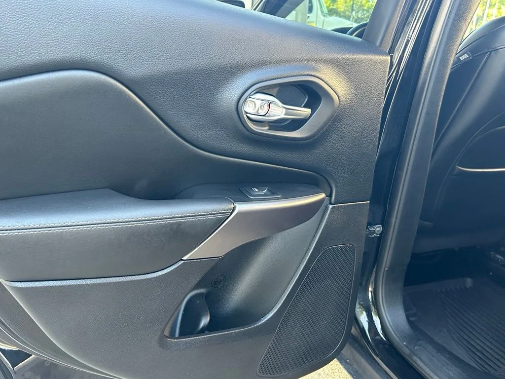 Used 2019 Black Jeep Limited image 38