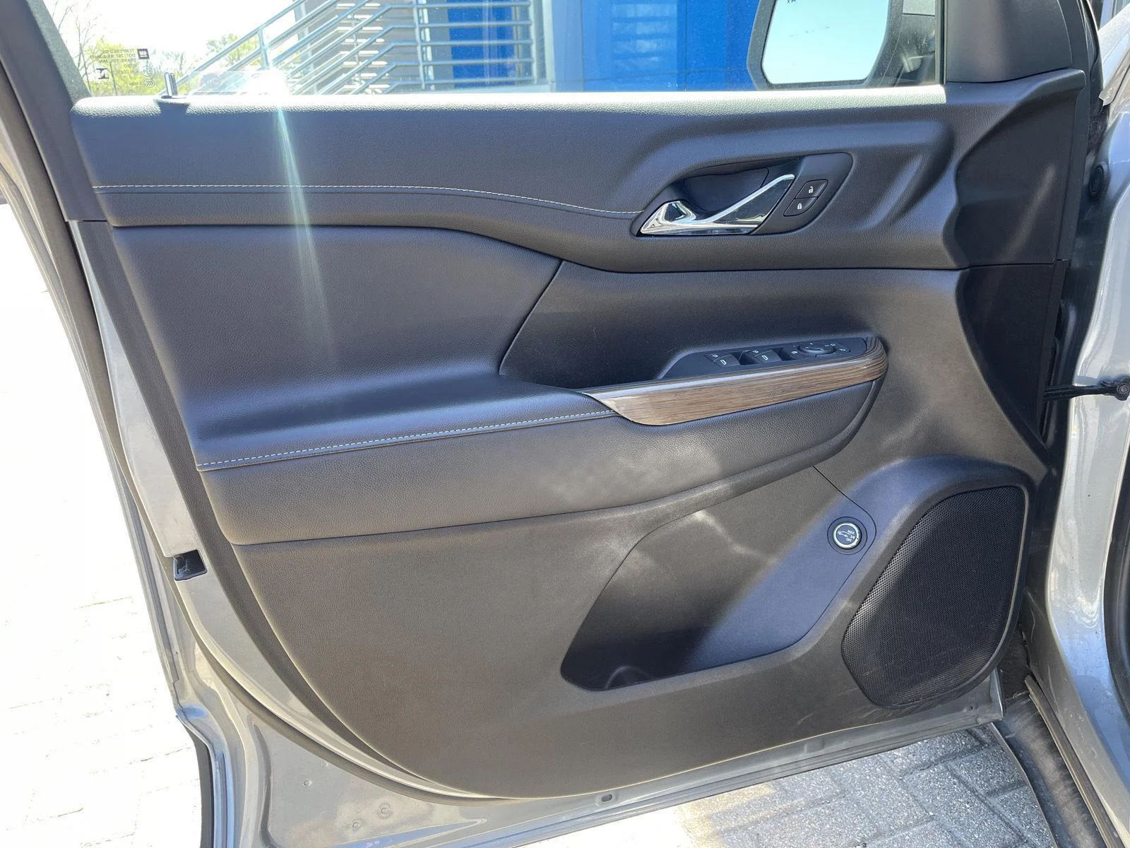 Used 2023 Sterling Metallic GMC SLE image 13