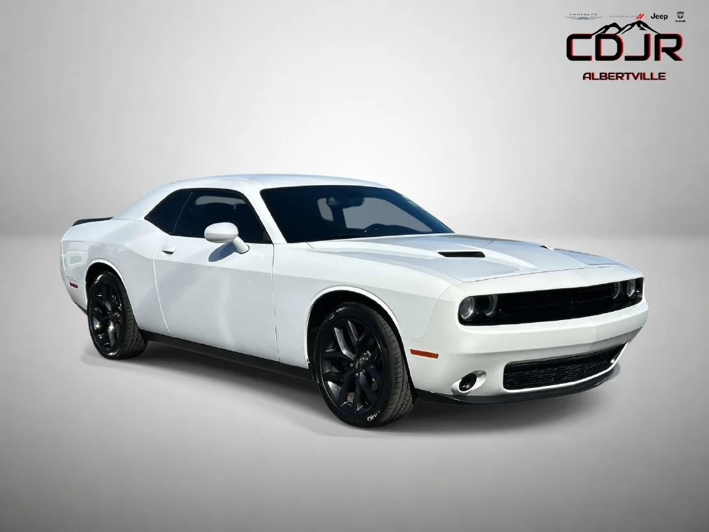Used 2021 White Dodge SXT image 1