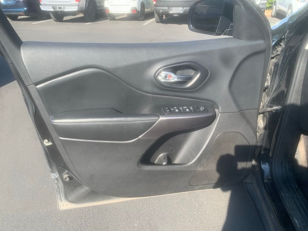 Used 2019 Diamond Black Crystal Pearlcoat Jeep Latitude image 9