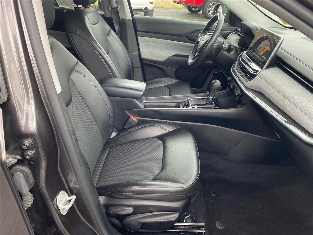 Used 2022 Granite Crystal Metallic Clearcoat Jeep Latitude image 27