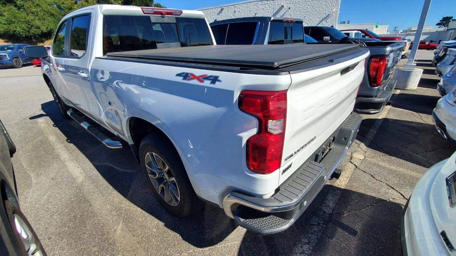 Used 2025 Summit White Chevrolet LT image 8