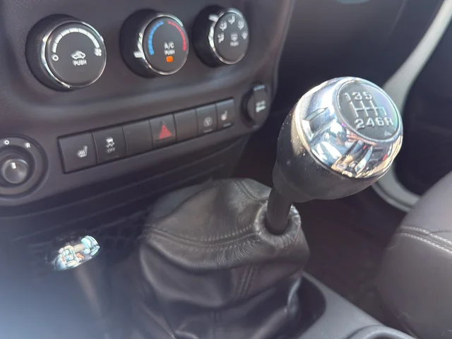Used 2017 White Jeep Unlimited Sahara image 33
