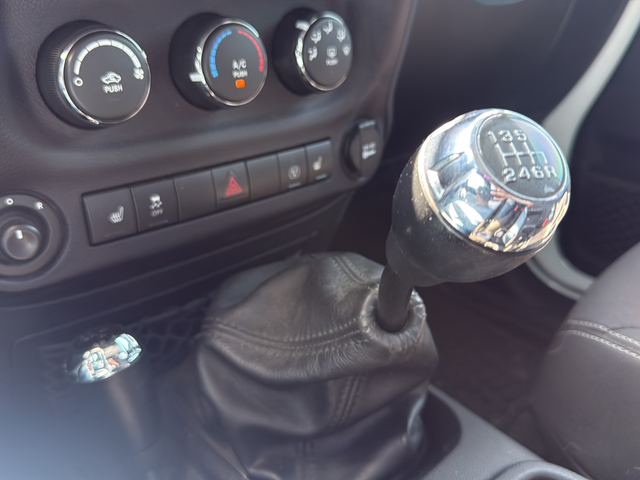 Used 2017 White Jeep Unlimited Sahara image 33