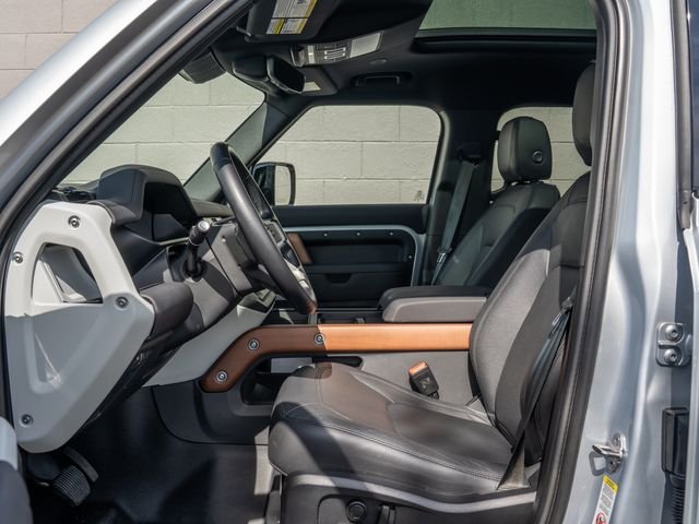 Used 2024  Land Rover SE image 17