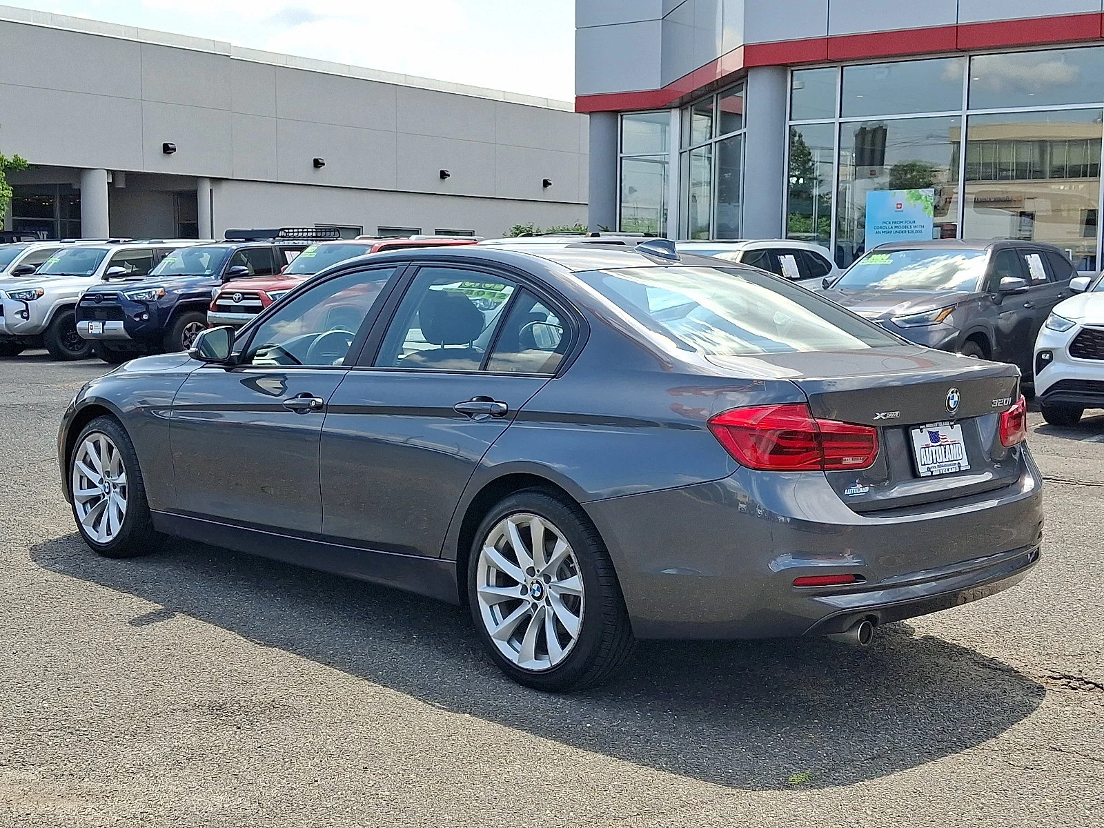 Used 2018 Mineral Gray Metallic BMW 320i xDrive image 5
