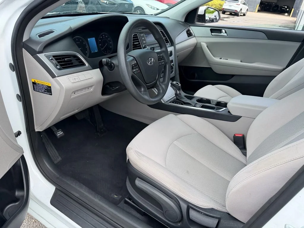 Used 2015 White Hyundai SE image 11