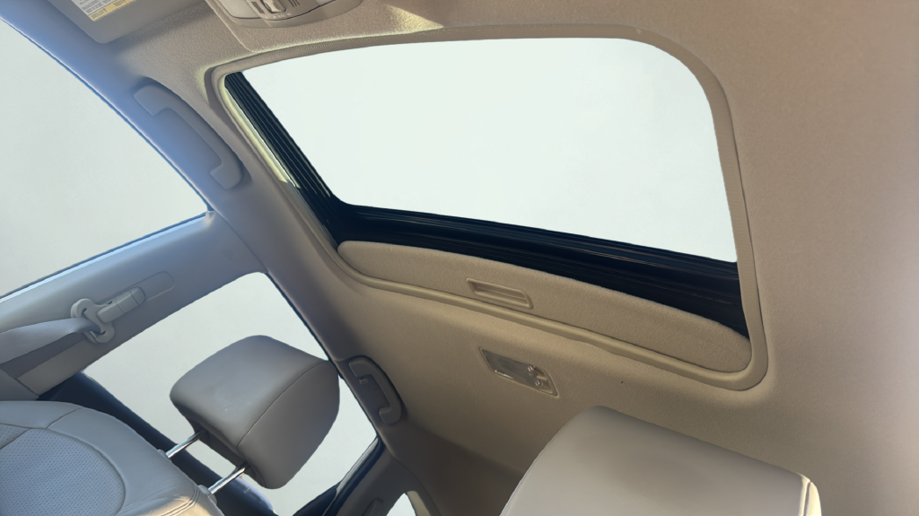 Used 2012 White Nissan SL image 14