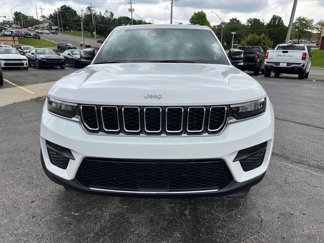 New 2026 Bright White Clear-Coat Exterior Paint Jeep Laredo X image 3