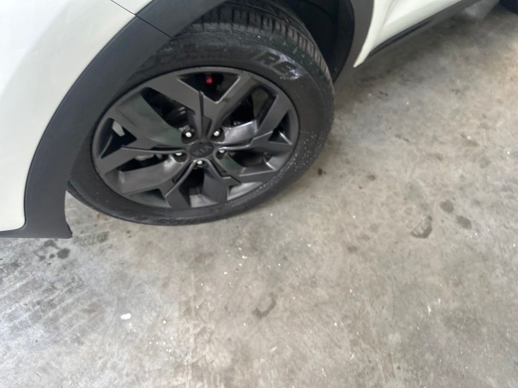 Used 2022 White Kia Nightfall image 2