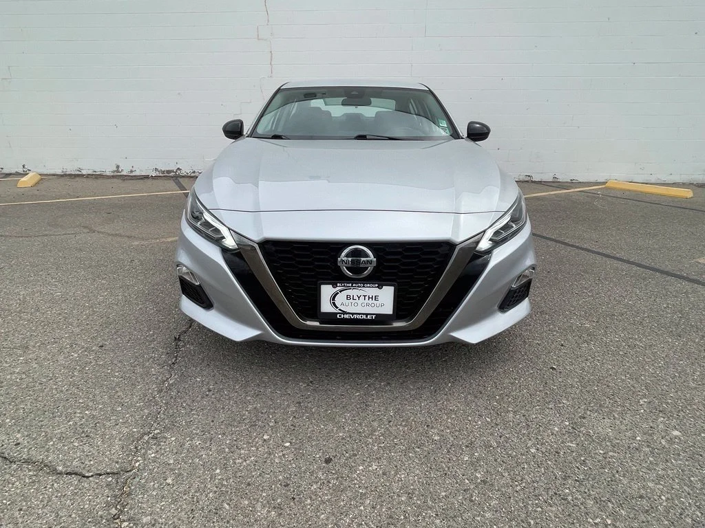 Used 2021 Silver Nissan 2.5 SR image 2