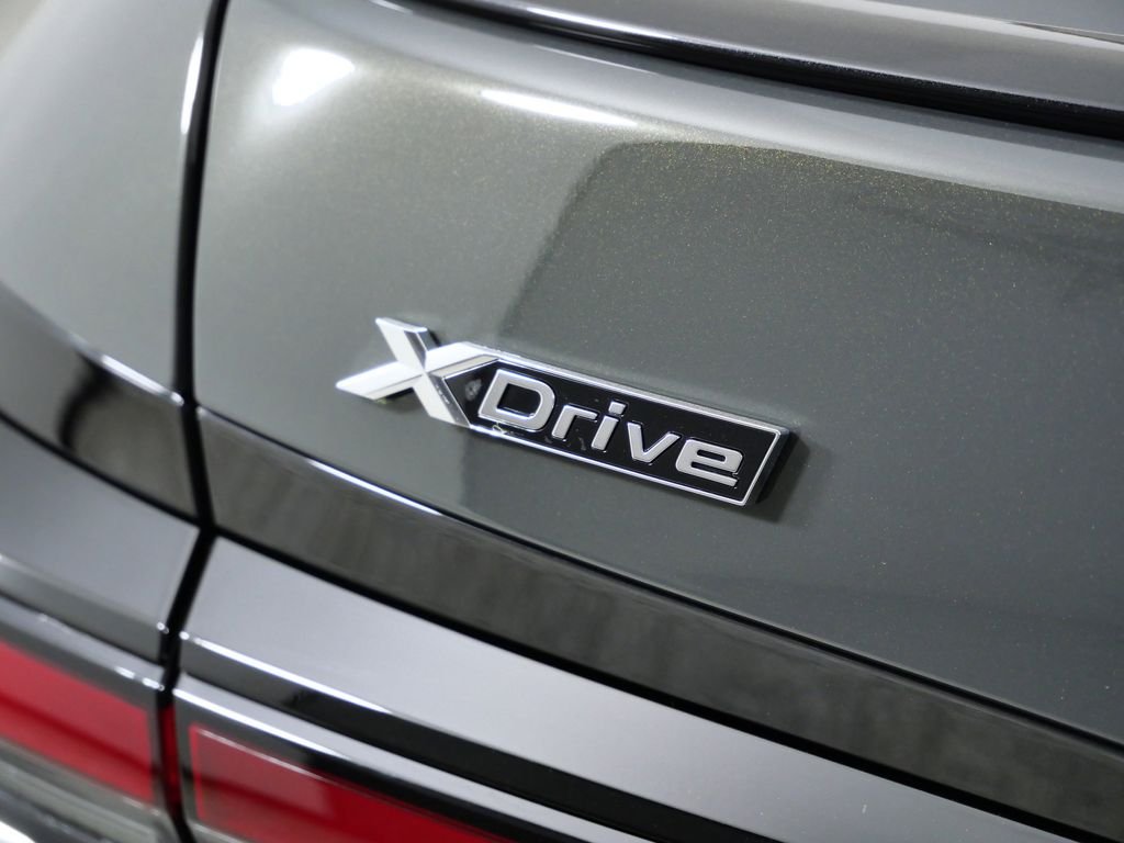 2025 BMW 7 Series 750e - Photo 13