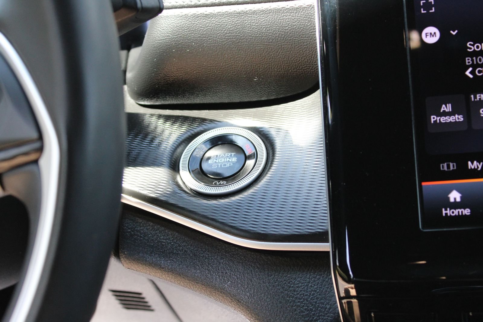 Used 2024 Gray Jeep Altitude image 25