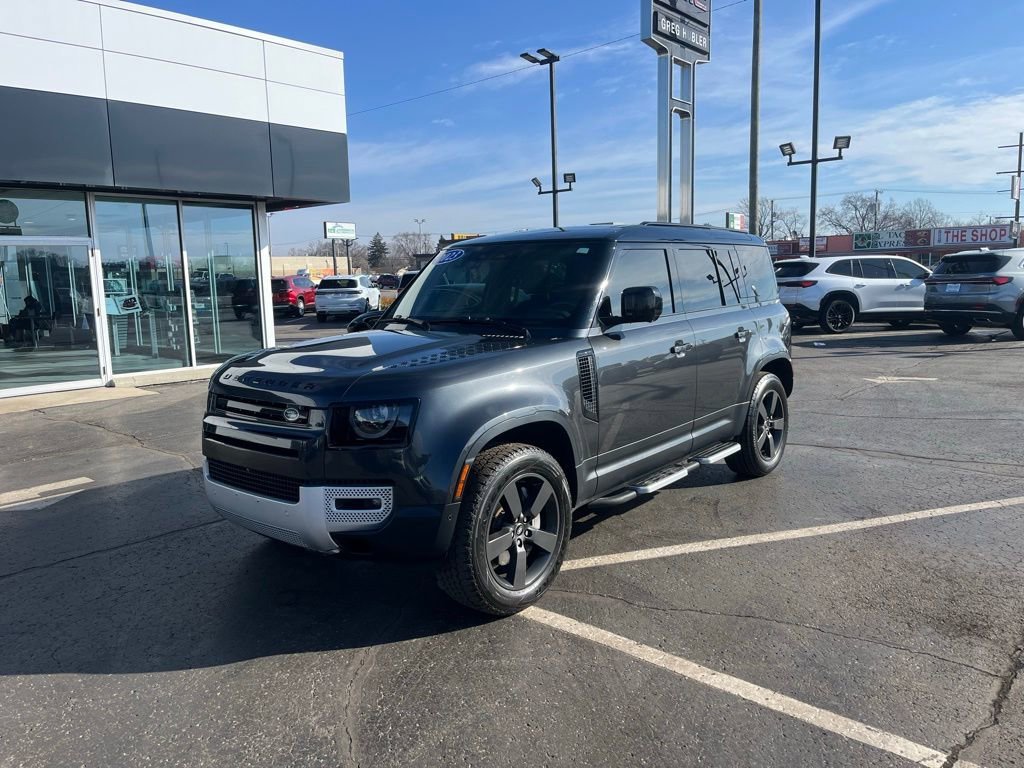 2023 Land Rover Defender SE's photo