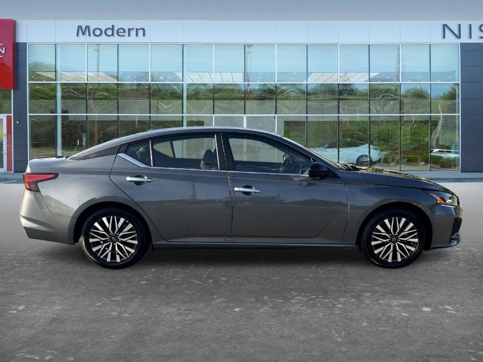 Certified Used 2025 Gun Metallic Nissan SV image 4