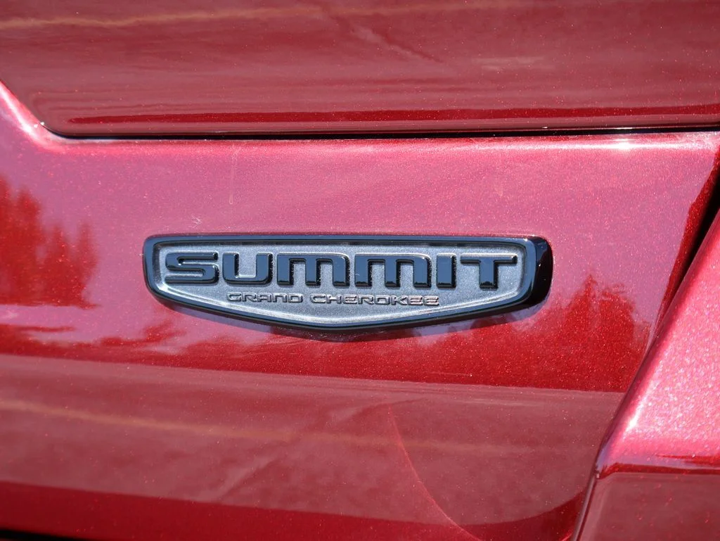 Used 2025 Velvet Jeep Summit image 8