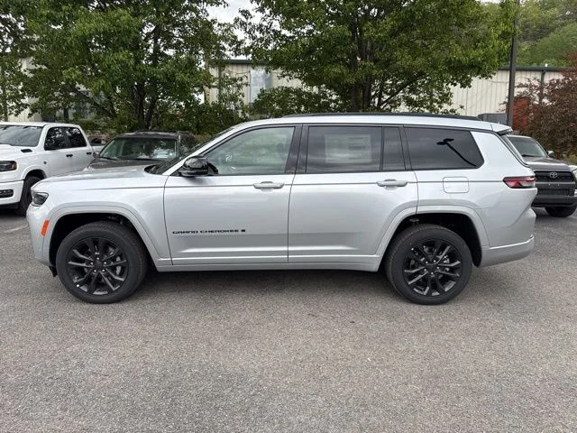 New 2026 Silver Zynith Exterior Paint Jeep Limited image 6