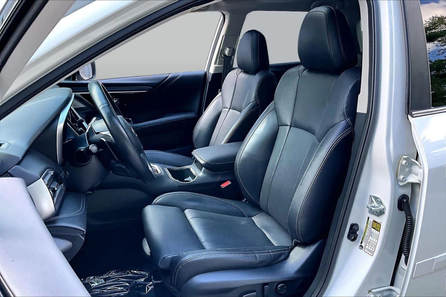 Used 2022 Crystal White Pearl Subaru Limited image 9