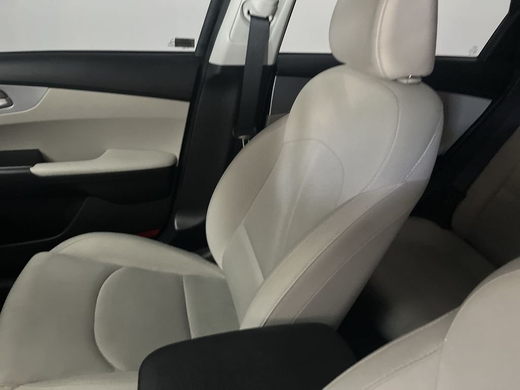 Used 2023 Black Kia LXS image 11