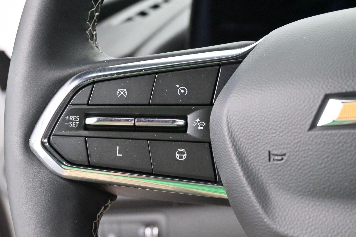 Used 2025 Iridescent Pearl Tricoat Chevrolet FWD High Country image 20