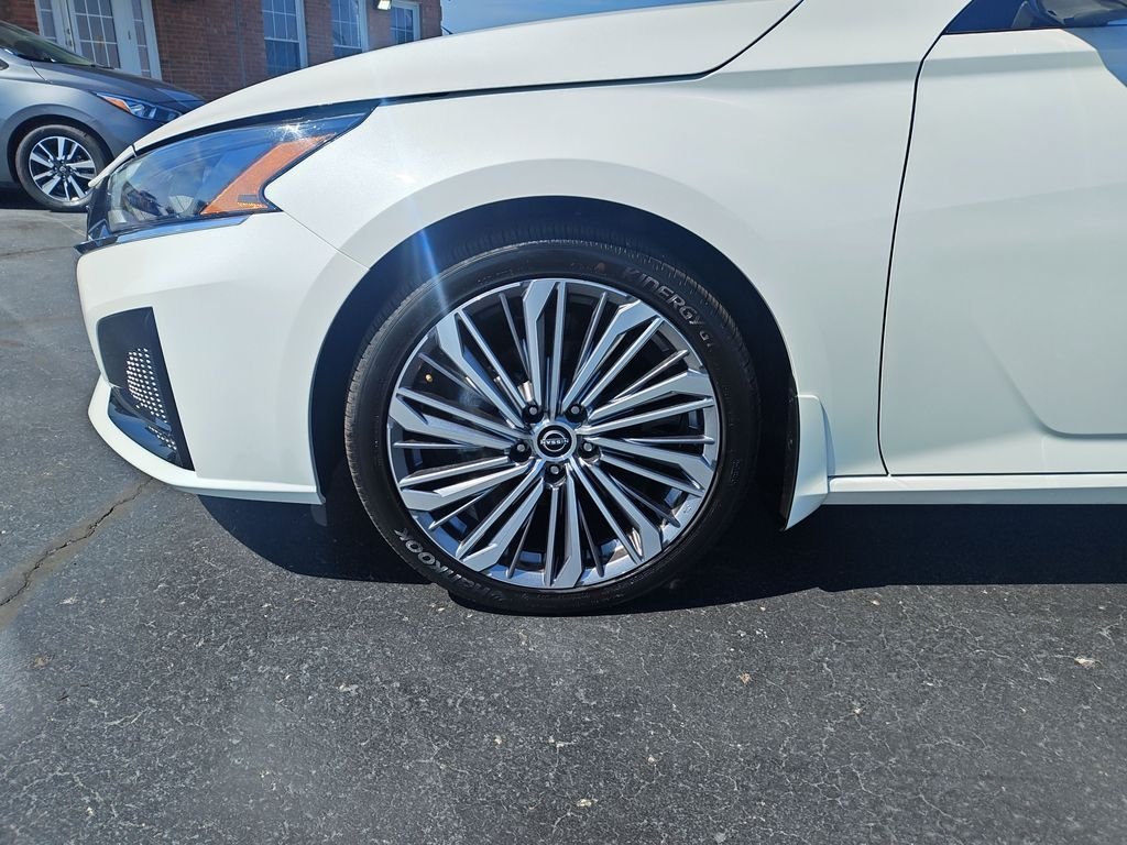 Used 2025 White Nissan 2.5 SL image 10