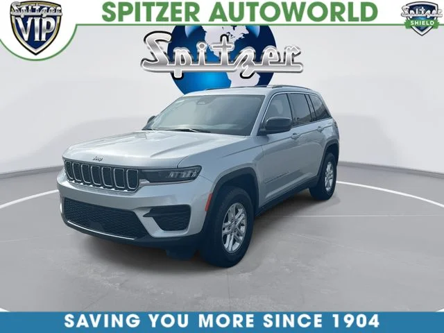 Used 2023 Silver Jeep Laredo image 4