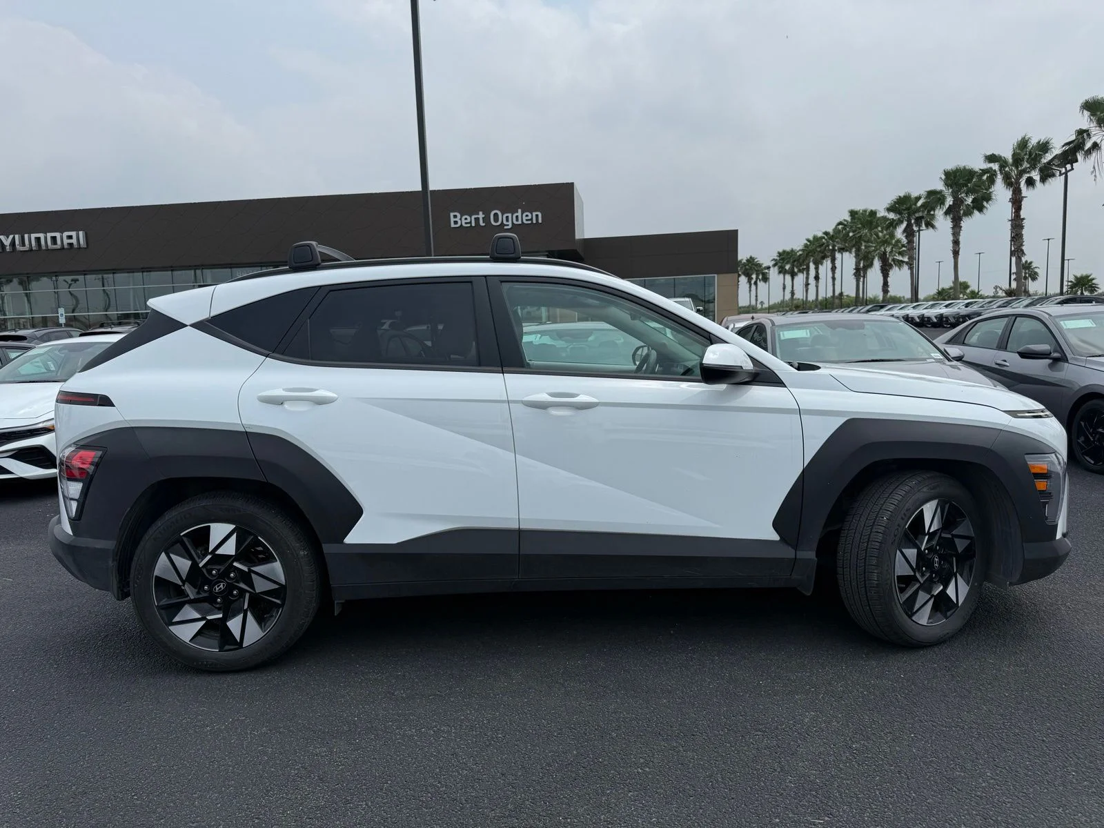 Used 2025 White Hyundai SEL Convenience image 3