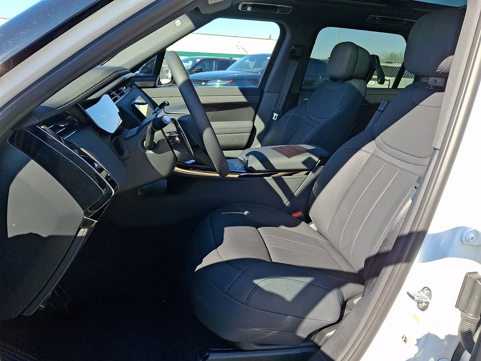 New 2025 Fuji White Land Rover Dynamic SE image 8