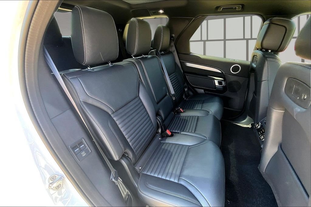 Used 2025 White Land Rover Dynamic SE image 28