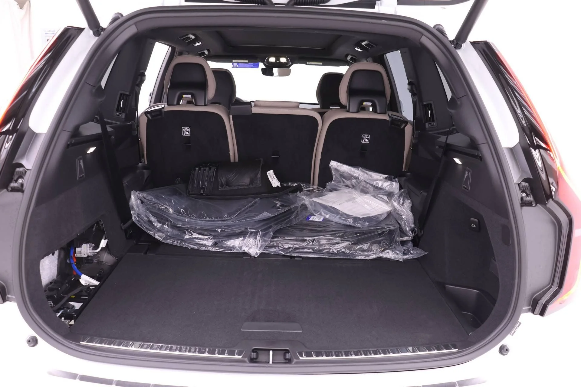 New 2026 Crystal White Volvo Plus image 16