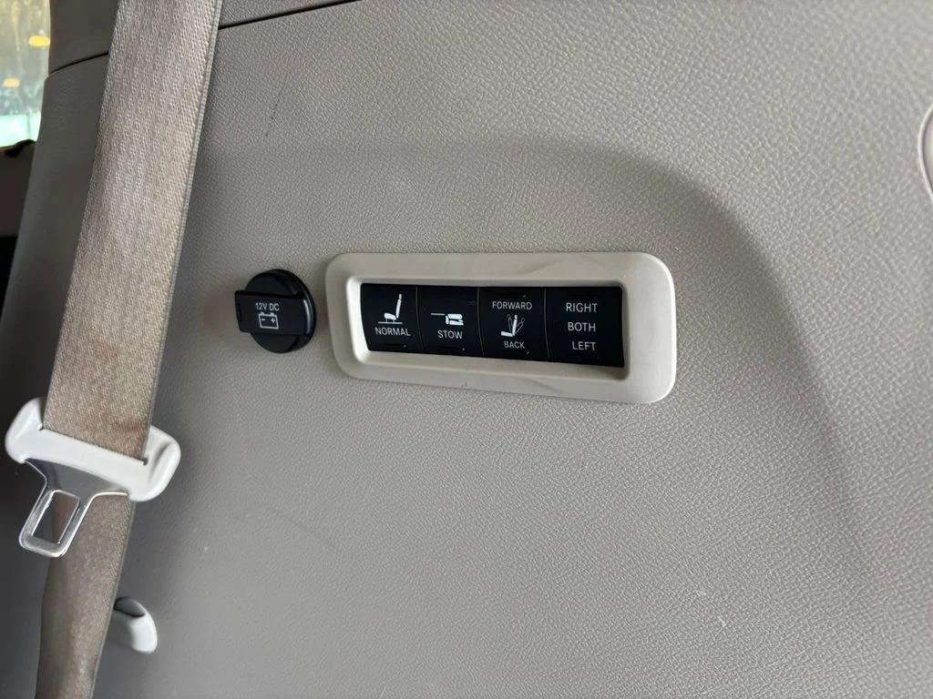 Used 2017 Silver Chrysler Limited image 31