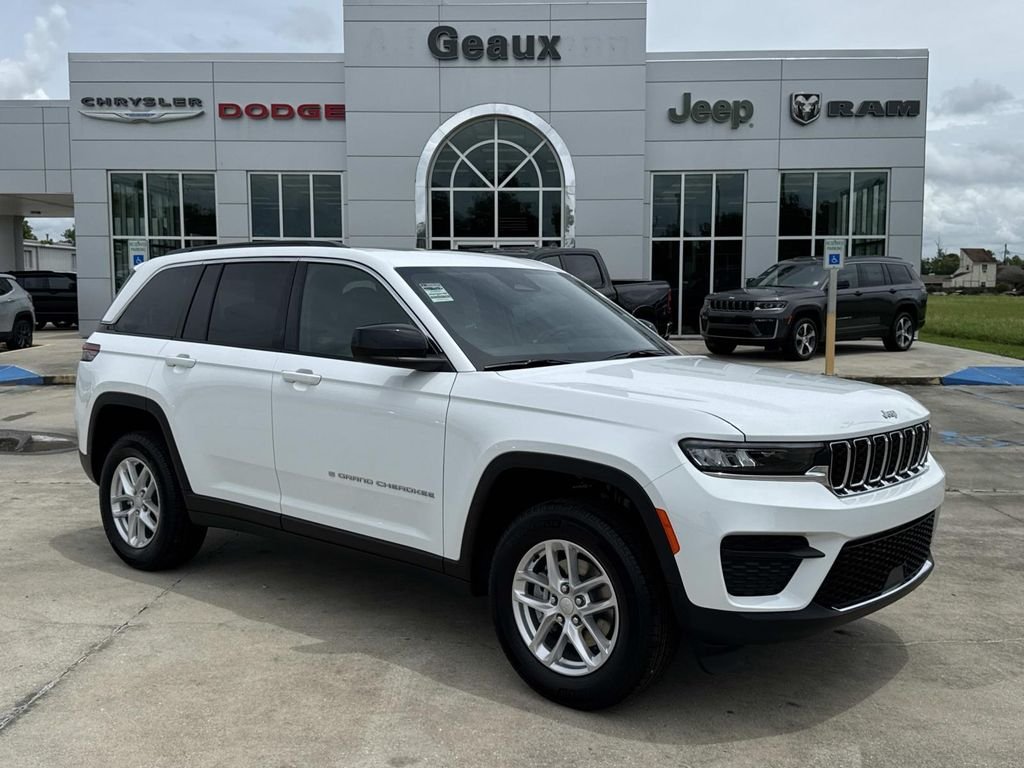 New 2026 Bright White Clear-Coat Exterior Paint Jeep Laredo X image 1
