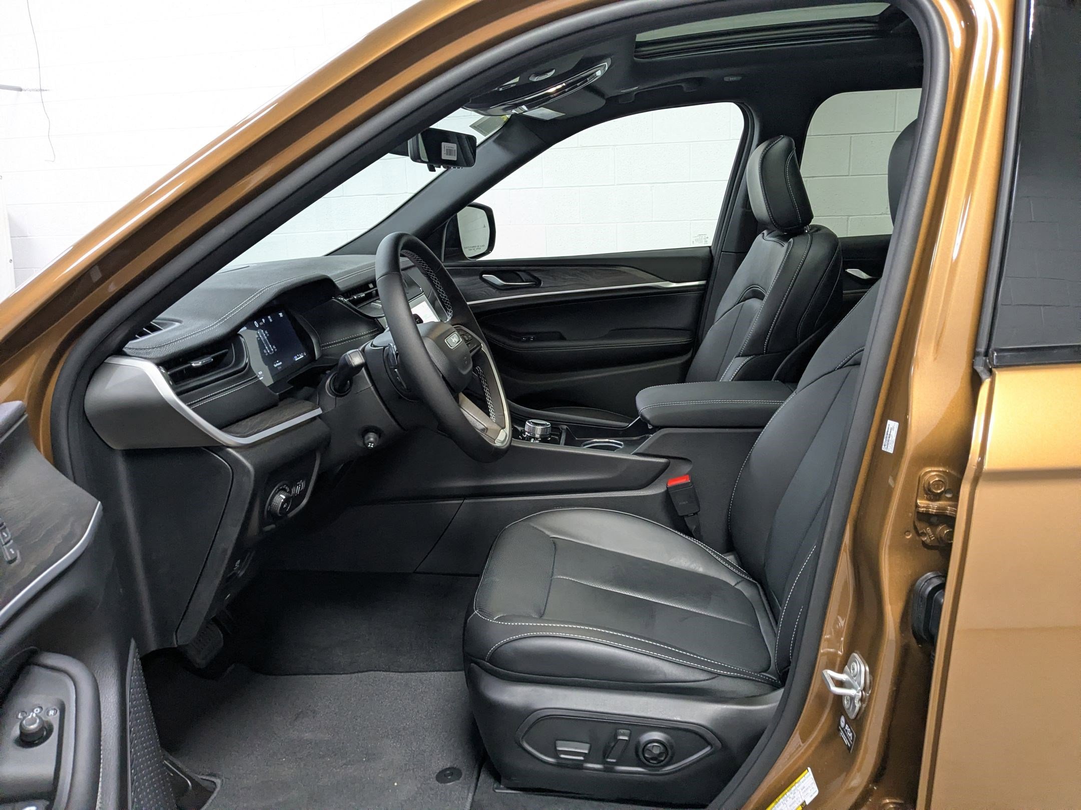 New 2026 Copper Shino Metallic Clear-Coat Exterior Paint Jeep Limited Reserve image 15